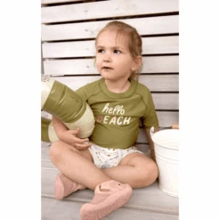 LÄSSIG UV-Kurzarm-Badeshirt Hello Beach Moosgrün -Deutschland Baby Mode Traum Verkaufs-Shop laessig uv kurzarm badeshirt hello beach moosgruen a413252 3